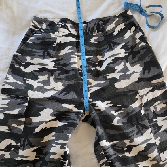 Pretty Little Thing Grey camo print cargo trousers size 4 NWT - Picture 4 of 8